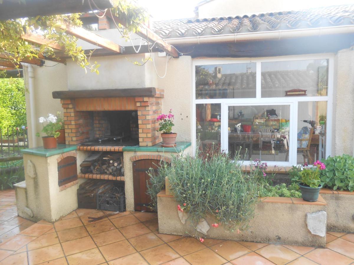 Gite T2 Avec Grande Piscine Villeneuve-la-Comptal Exterior foto